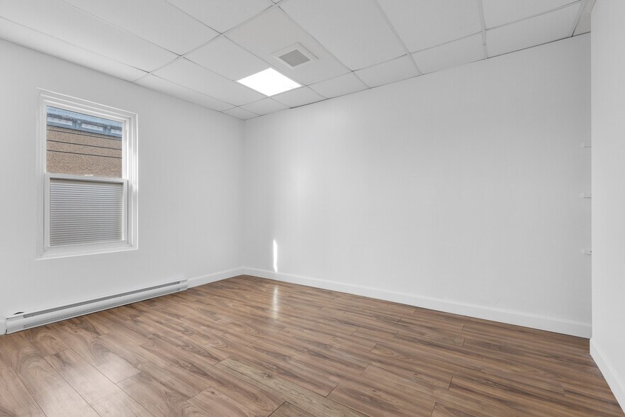 More Photos Of 298-300 Ch du Bord-du-Lac-Lakeshore, Pointe-claire Storefront For Lease