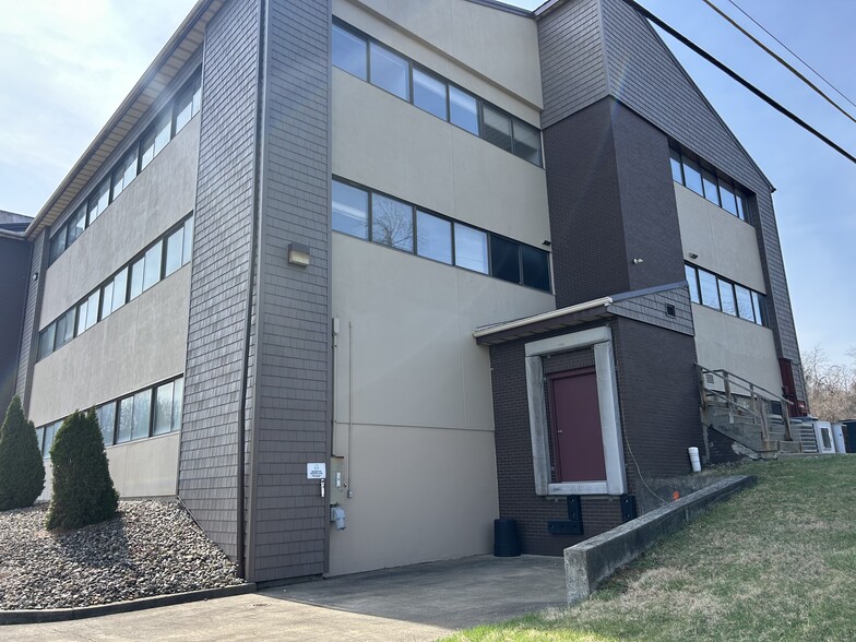 More Photos Of 20 Highland Park Dr, Uniontown Medical For Sale