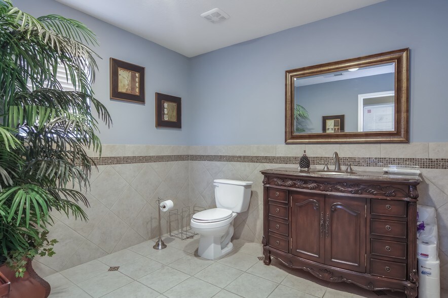More Photos Of 12543 Perry Rd, Houston Warehouse For Sale