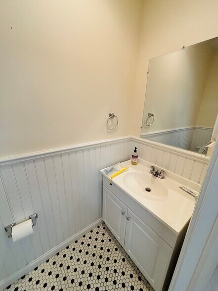 More Photos Of 129 Glenwood Rd, Glenwood Landing Freestanding For Lease