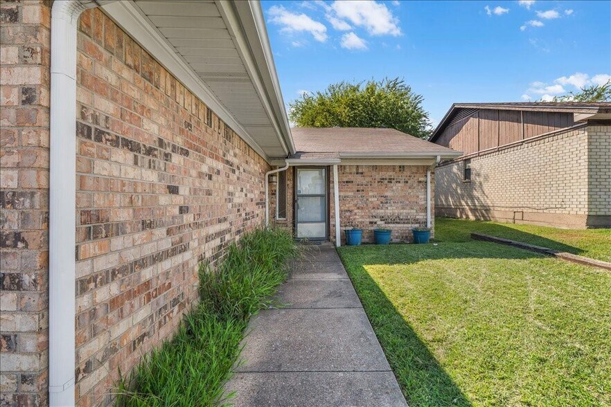 More Photos Of 6817-6819 W Cleburne Rd, Fort Worth Specialty For Sale