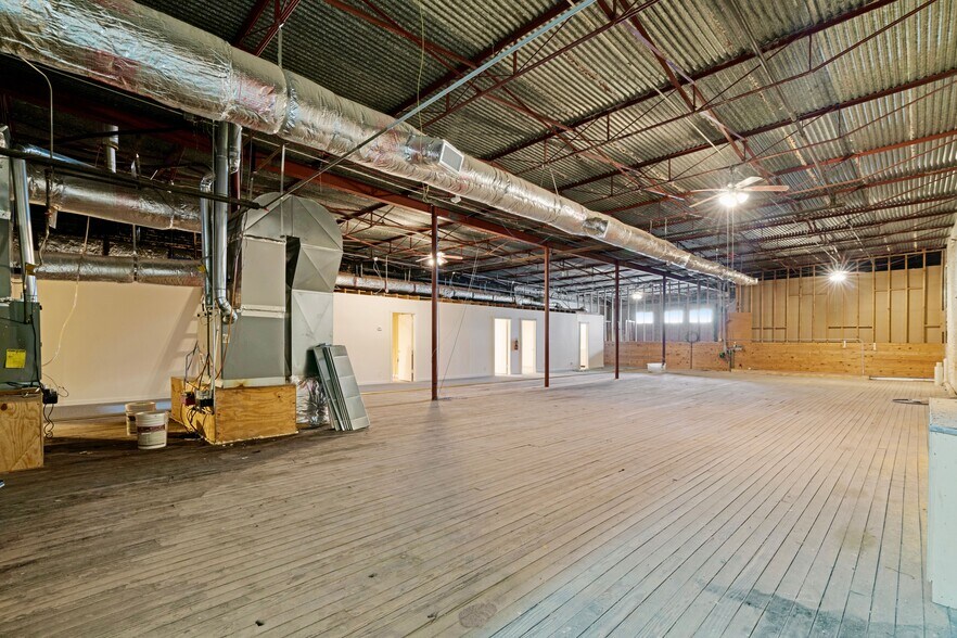 More Photos Of 20 North Plz, Paris General Retail For Sale