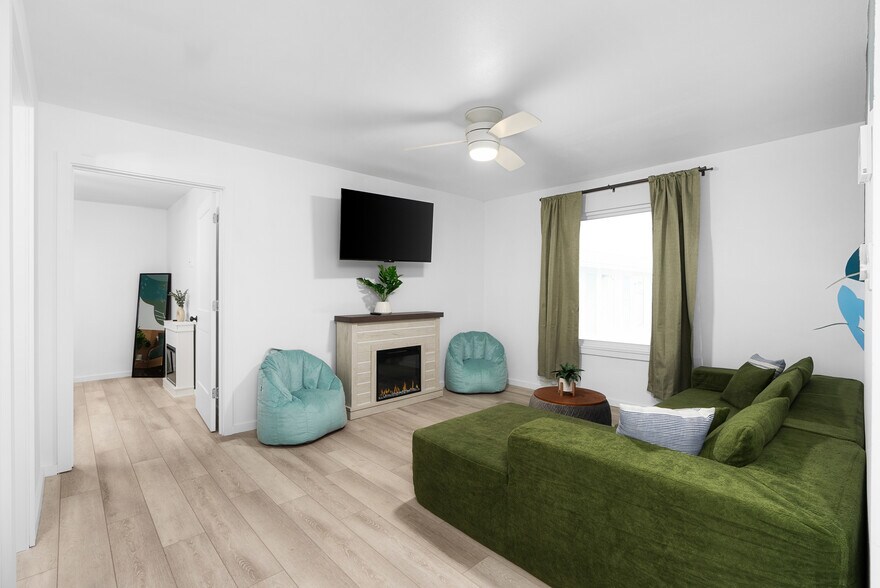 More Photos Of 907 S Church St, Rockport Hotel For Sale