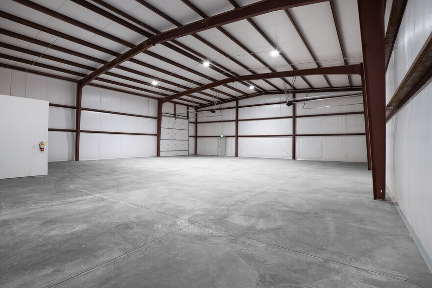 More Photos Of 925 Regional Rd park, Hurricane Industrial For Lease