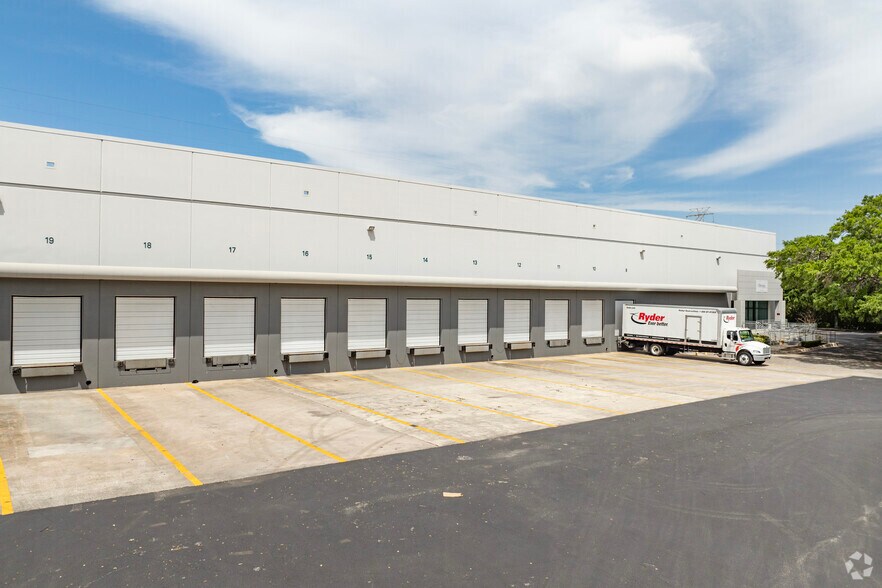 More Photos Of 9110 King Palm Dr, Tampa Warehouse For Lease