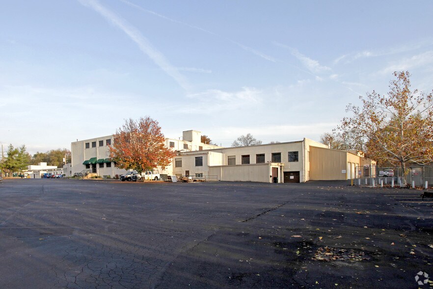 More Photos Of 325 Paul Ave, Ferguson Manufacturing For Lease