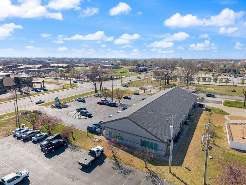 More Photos Of 2618 SE J St, Bentonville Office For Lease