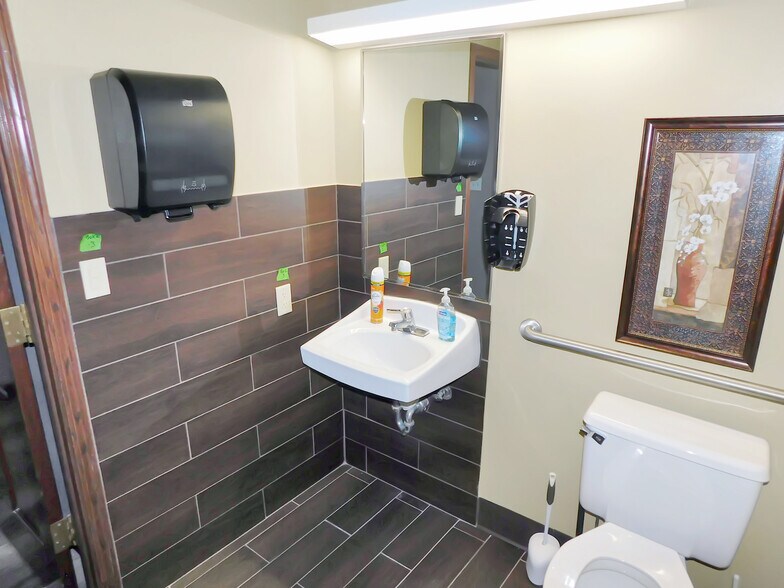 More Photos Of 769 N Blackhawk Blvd, Rockton Office For Lease