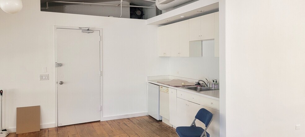 More Photos Of 114 W 17th St, New York Office Residential For Lease