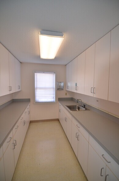 More Photos Of 180 Poquonock Ave, Windsor Medical For Lease