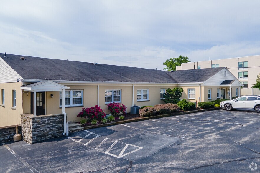 More Photos Of 237 W Lancaster Ave, Devon Office For Lease