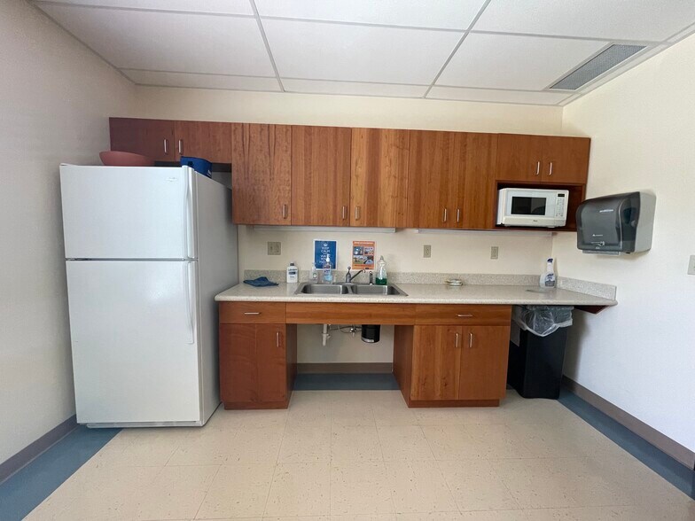 More Photos Of 117 E Yeasting St, Gibsonburg Office For Lease