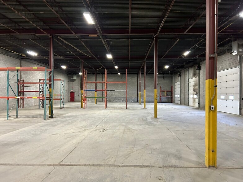 More Photos Of 1320 Av De Valleyfield, Laval Warehouse For Lease