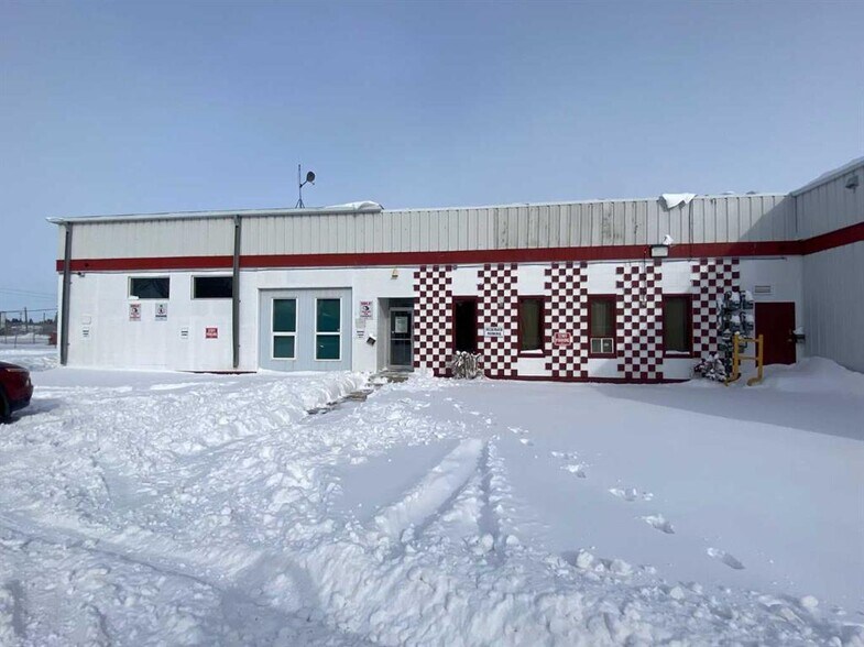 More Photos Of 4720 50 St, Lloydminster Distribution For Lease