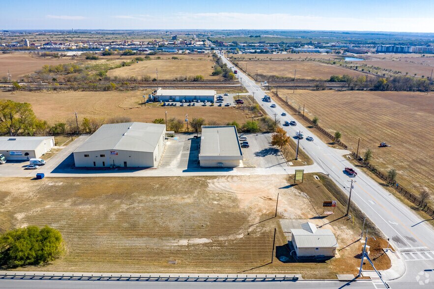 More Photos Of 103 Center Point Rd, San Marcos Flex For Lease