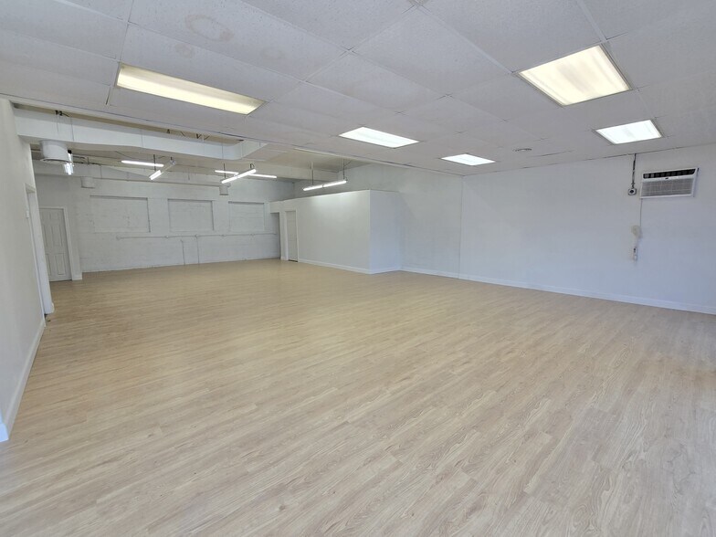 More Photos Of 54 Lawrence St, Hartford Freestanding For Sale