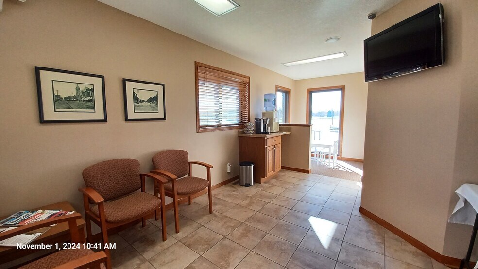 More Photos Of 822-826 S 4th St, Clinton Office For Sale