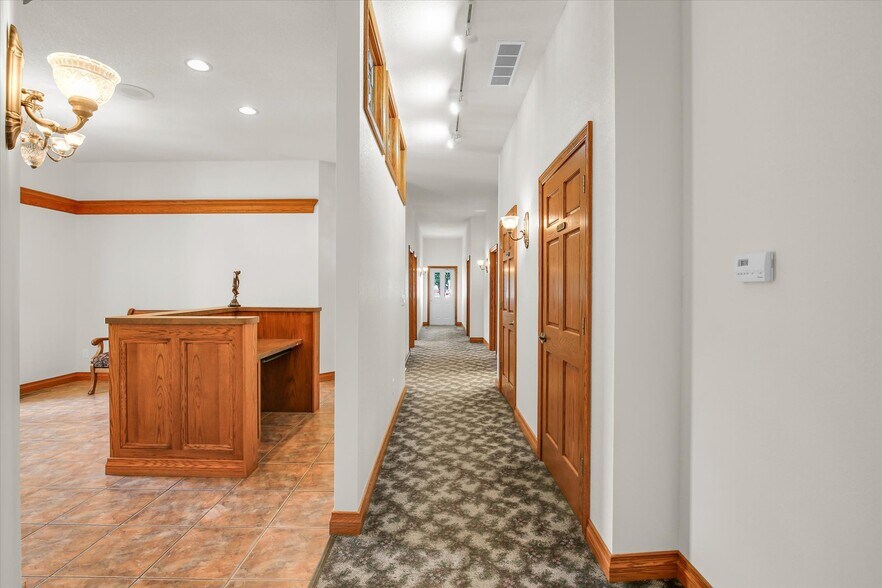 More Photos Of 606 W Oak St, Fairbury Office For Sale