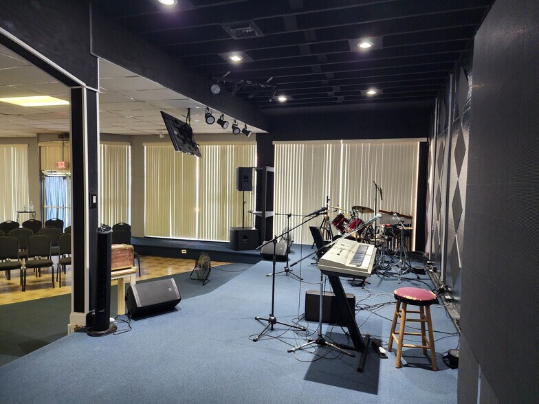 More Photos Of 216 Washington Ave, Homestead General Retail For Sale