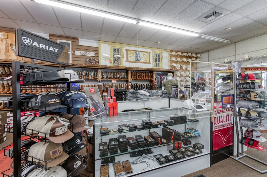 More Photos Of 101 N L St, Dinuba Storefront For Sale