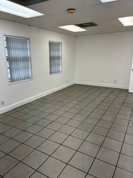 More Photos Of 4073 NE 5th Ter, Oakland Park Warehouse For Lease