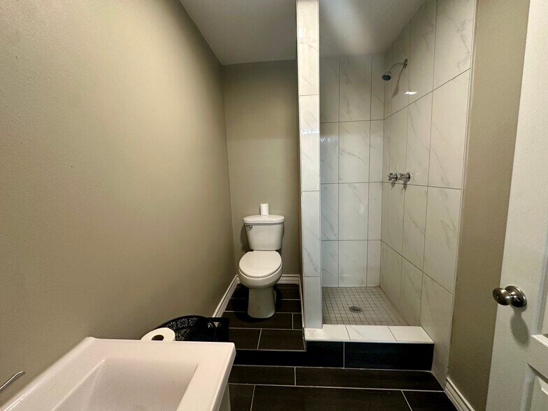 More Photos Of 3901 McPherson Ave, Laredo Freestanding For Sale
