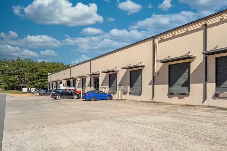 More Photos Of 9006 Perimeter Woods Dr, Charlotte Light Distribution For Lease