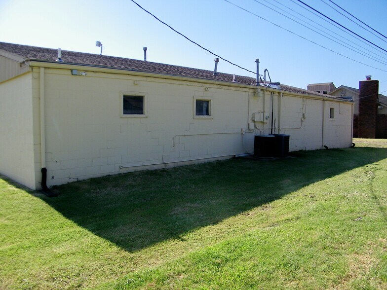 More Photos Of 604 N Van Buren St, Enid Freestanding For Sale