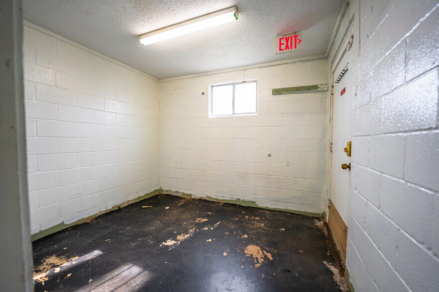 More Photos Of 7050 US Highway 87, San Antonio General Retail For Sale