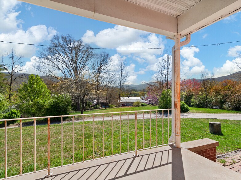 More Photos Of 62 Birdsong Trail, Waynesville Specialty For Lease