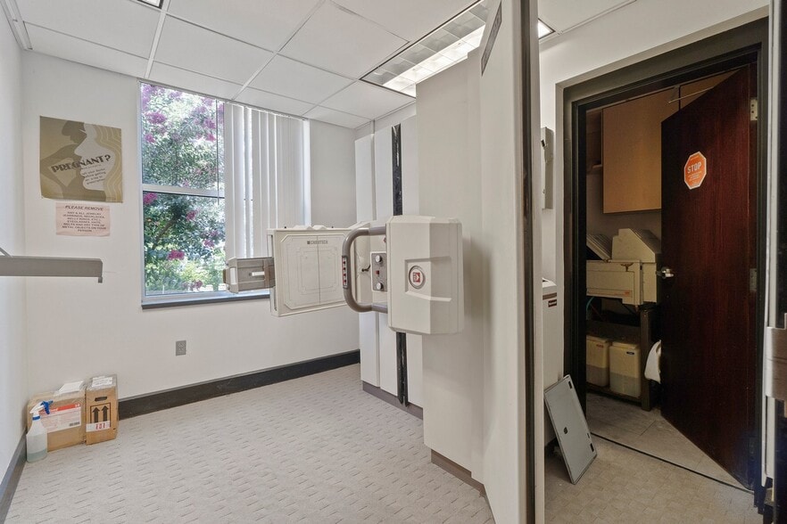 More Photos Of 191 W Plaza Dr, Mooresville Storefront Retail Office For Lease