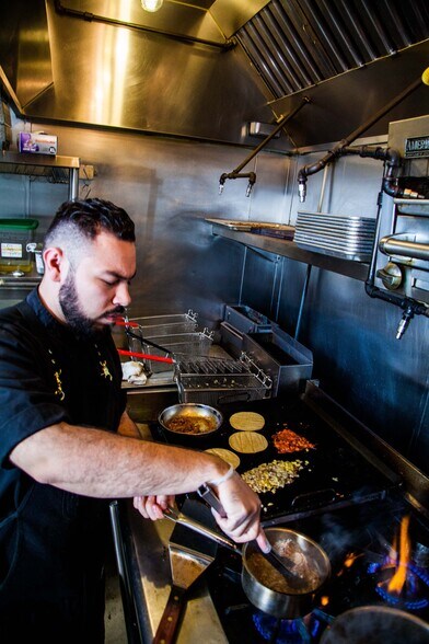 More Photos Of 10628 Ventura Blvd, Studio City Freestanding For Lease