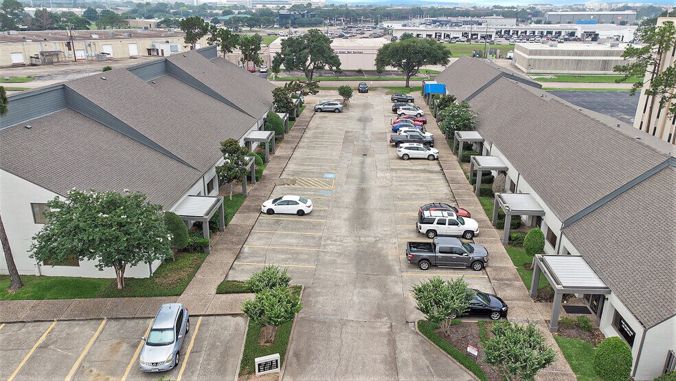 More Photos Of 17000 El Camino Real, Houston Unknown For Lease