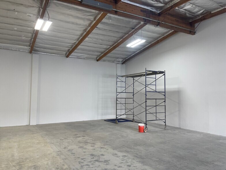 More Photos Of 21018 Osborne St, Canoga Park Warehouse For Lease
