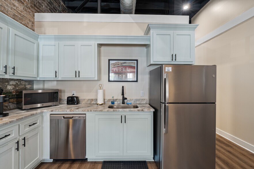More Photos Of 531 Central Ave, Laurel Flex For Sale