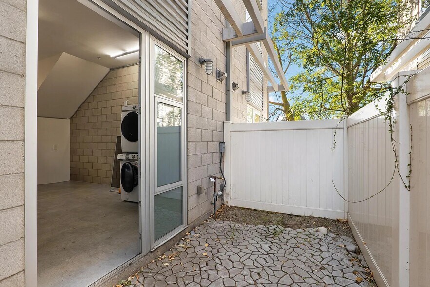 More Photos Of 3450 Cahuenga Blvd W, Los Angeles Office Residential For Sale