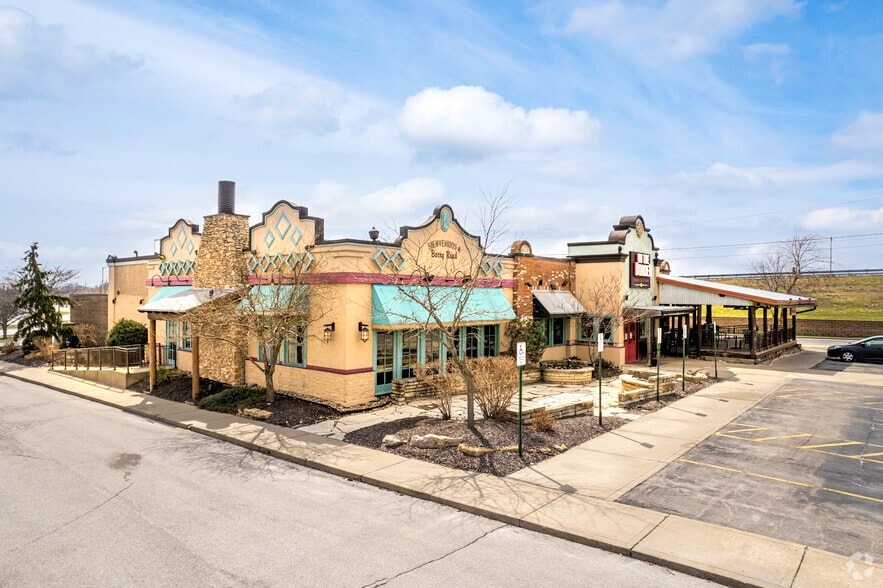 More Photos Of 8340 NW Roanridge Rd, Kansas City Restaurant For Lease