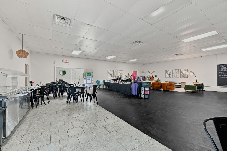 More Photos Of 20 Town Sq, Greenwood Health Club For Sale