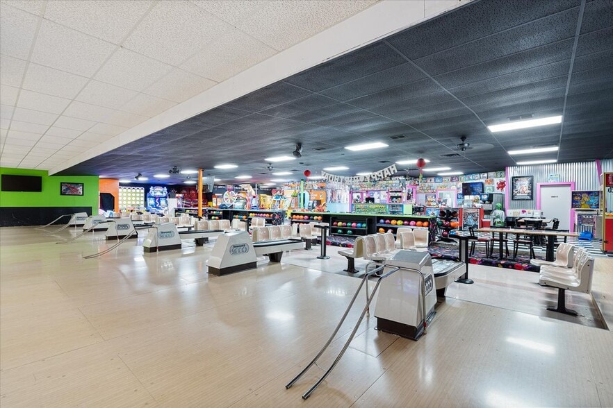 More Photos Of 1490 Highway 412 W, Siloam Springs Bowling Alley For Sale