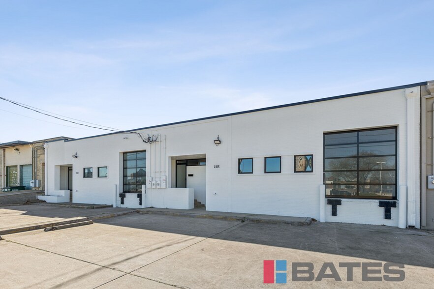 More Photos Of 2315 Farrington St, Dallas Showroom For Lease