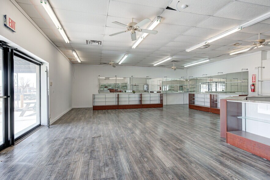 More Photos Of 1829 W Main St, Norman Freestanding For Sale