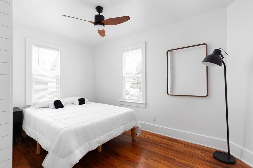 More Photos Of 710 W Ludington Ave, Ludington Hotel For Sale