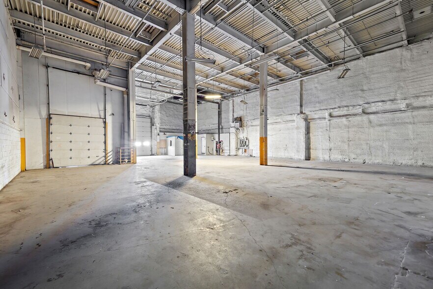 More Photos Of 35-75 Rue De L'acier, Coteau-du-lac Manufacturing For Sale