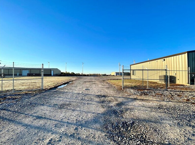 More Photos Of 404 Pikes Peak Rd, Chickasha Warehouse For Sale