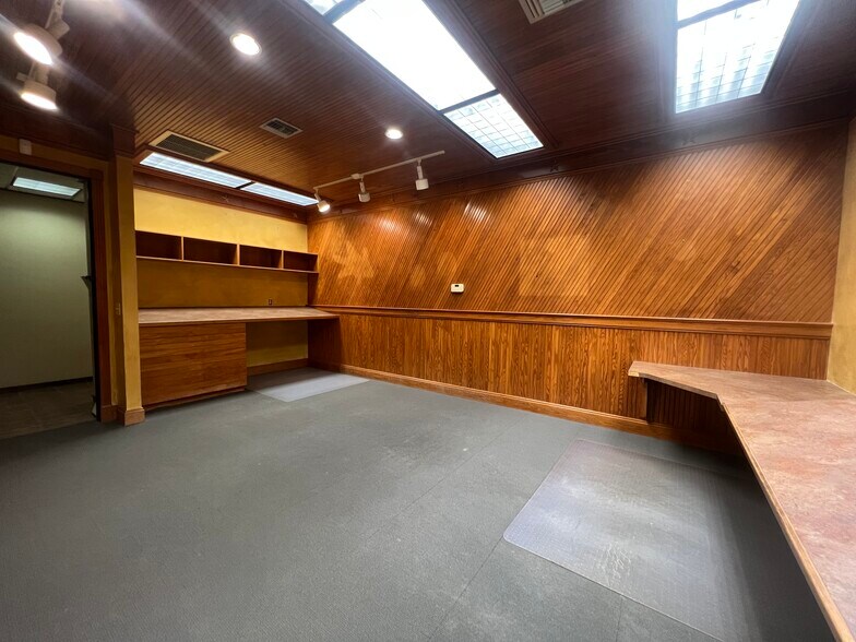 More Photos Of 205 Profit Dr, Victoria Showroom For Sale