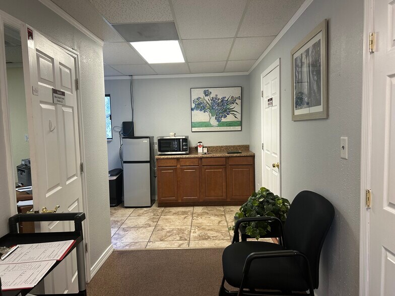 More Photos Of 4707 W Gandy Blvd, Tampa Storefront Retail Office For Lease
