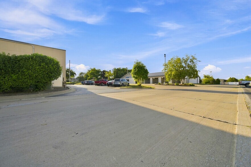 More Photos Of 3441 Devils Glen Rd, Bettendorf Storefront For Lease