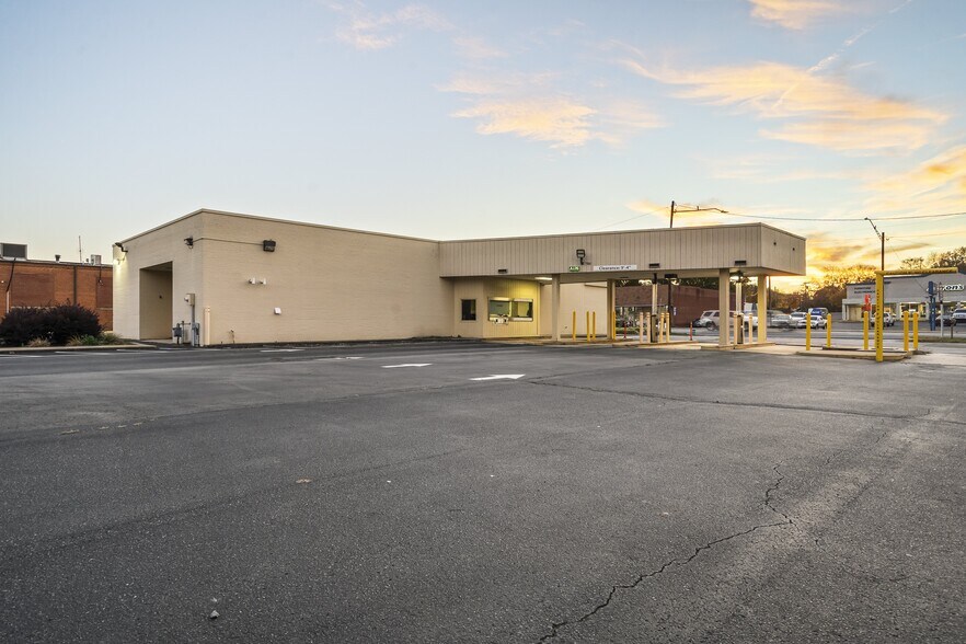 More Photos Of 704 N Cannon Blvd, Kannapolis Bank For Lease