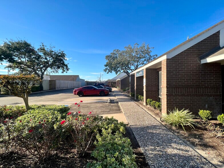 More Photos Of 307 S Friendswood Dr, Friendswood Unknown For Lease