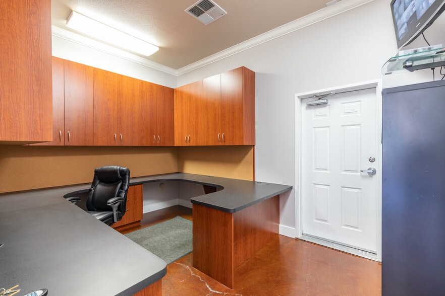 More Photos Of 220 Windsor River Rd, Windsor Apartments For Sale